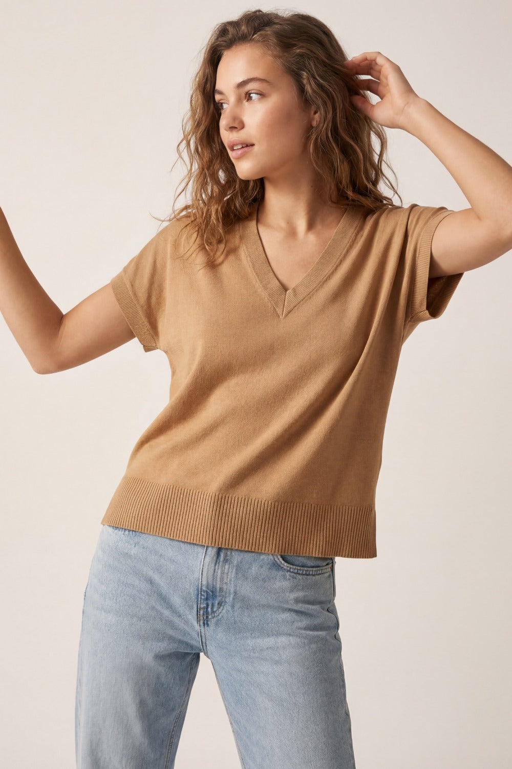 Maglione a maglia fine e leggera con ampio scollo a V in cammello