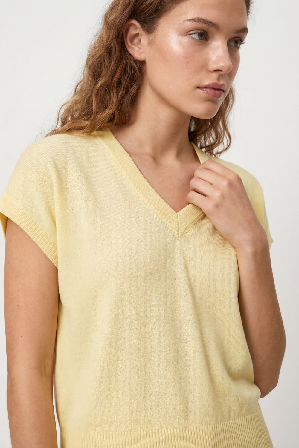 Maglione a maglia fine e leggera con ampio scollo a V in giallo