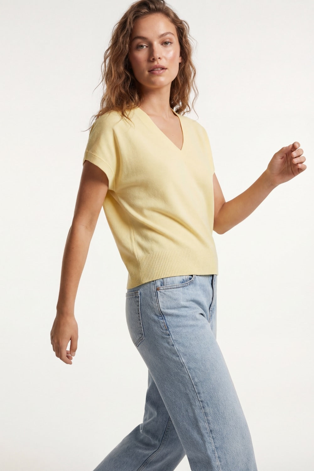 Maglione a maglia fine e leggera con ampio scollo a V in giallo