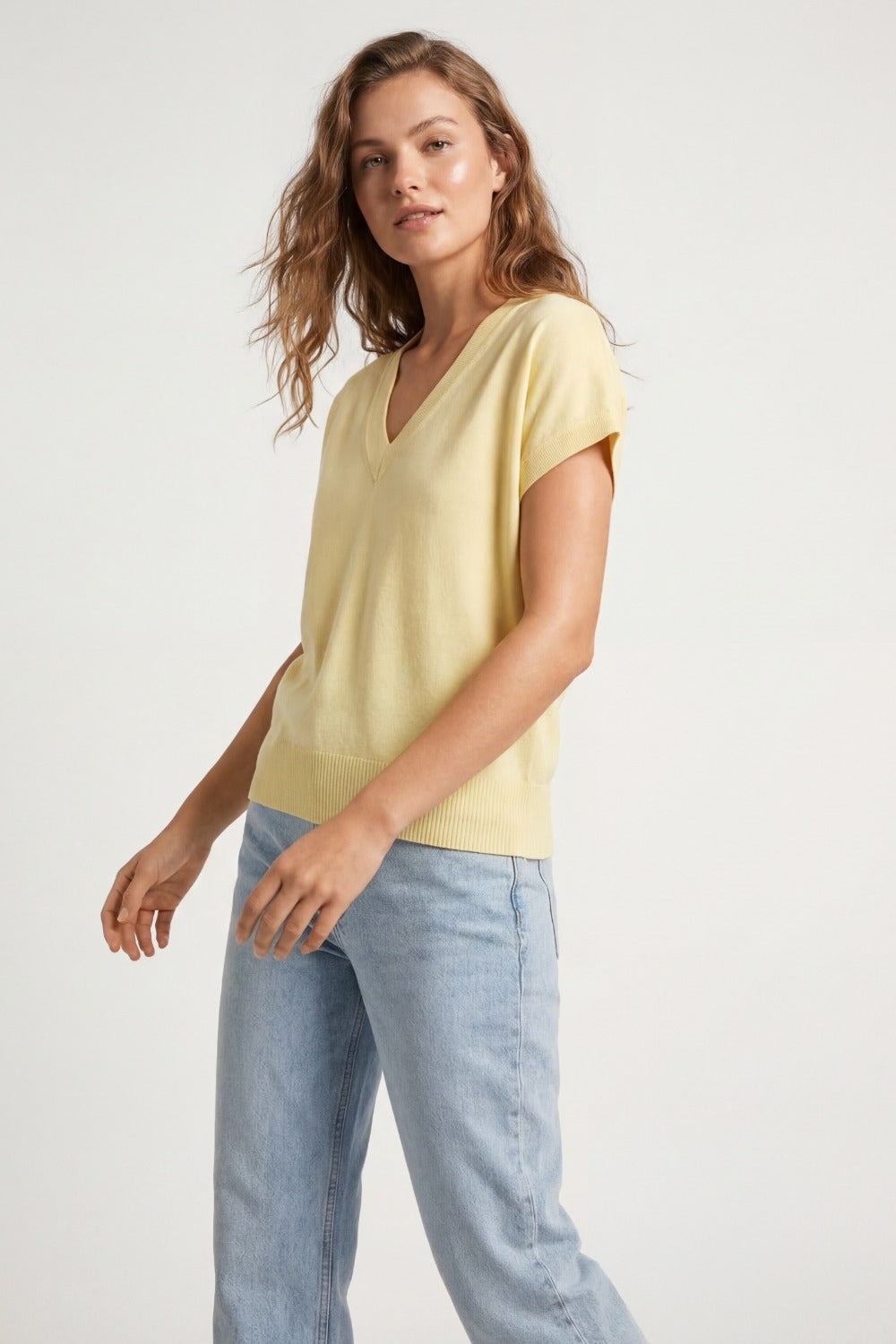 Maglione a maglia fine e leggera con ampio scollo a V in giallo