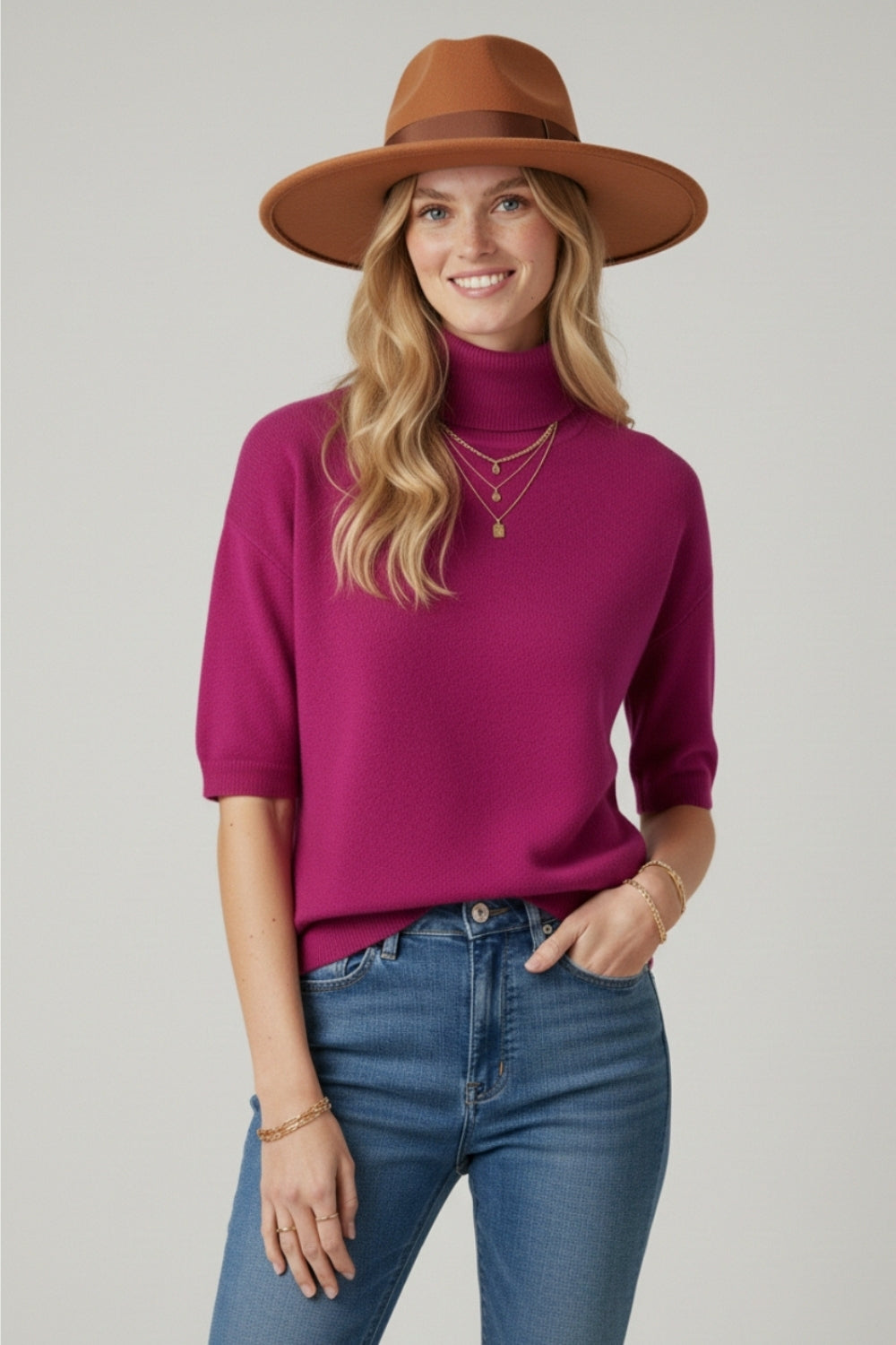 Maglione a maglia fine in fucsia con collo alto e maniche al gomito