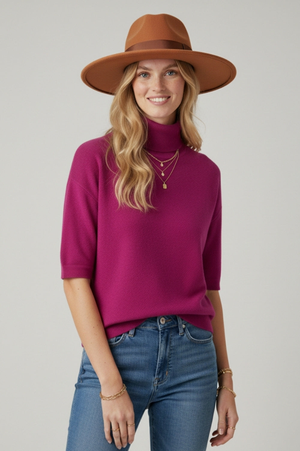 Maglione a maglia fine in fucsia con collo alto e maniche al gomito