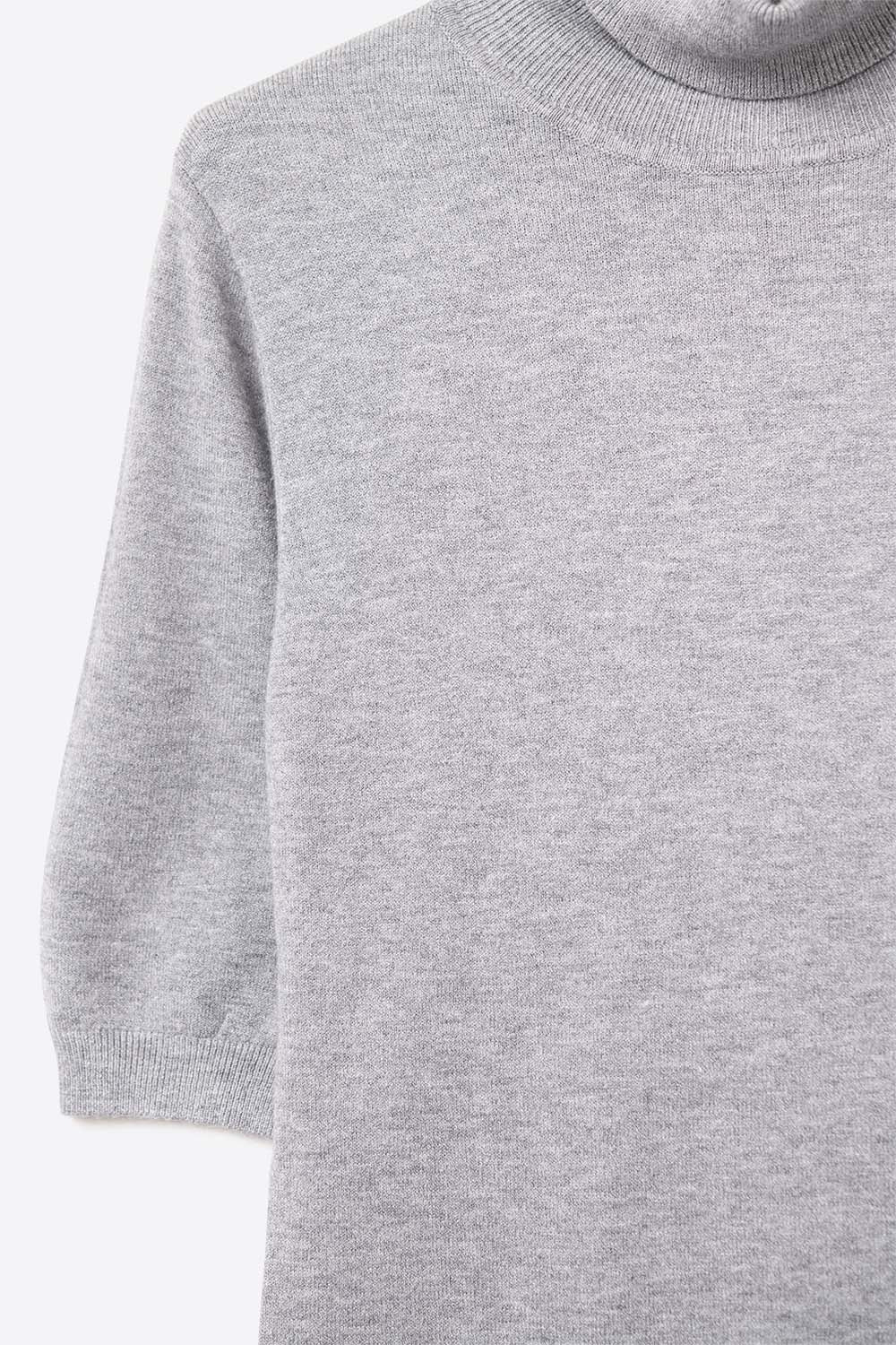 Maglione a maglia fine in grigio con collo alto e maniche al gomito