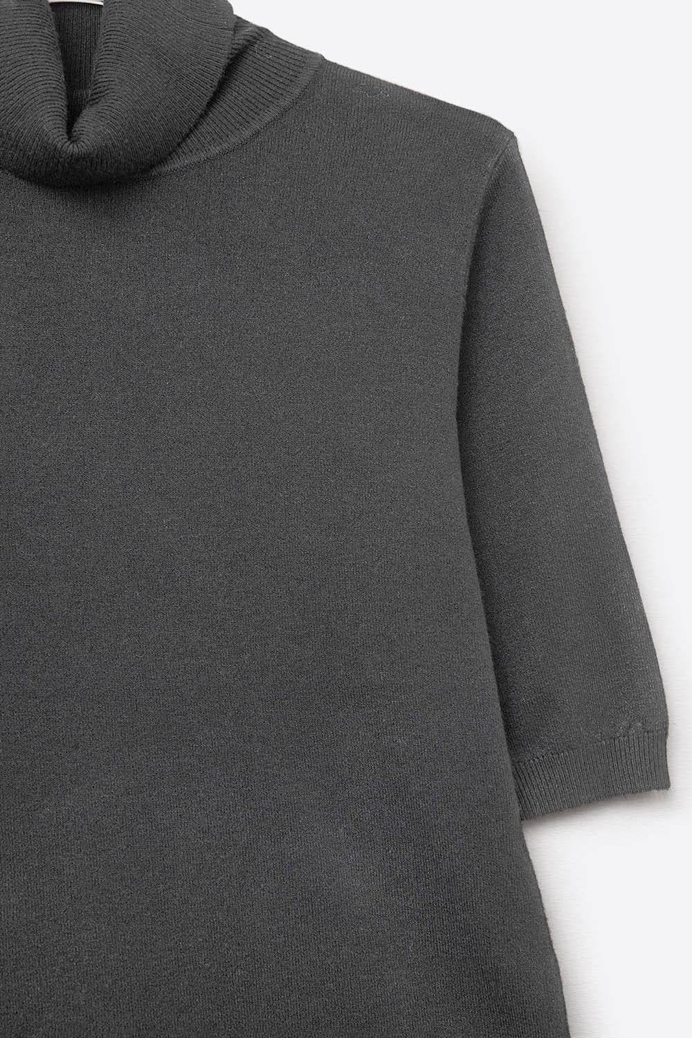 Maglione a maglia fine in nero con collo alto e maniche al gomito