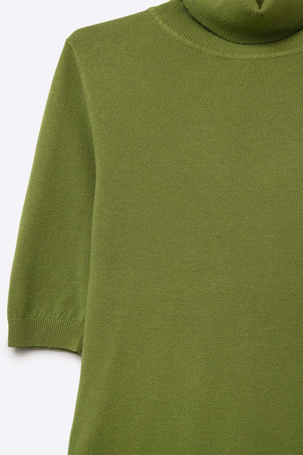 Maglione a maglia fine verde oliva con collo alto e maniche al gomito