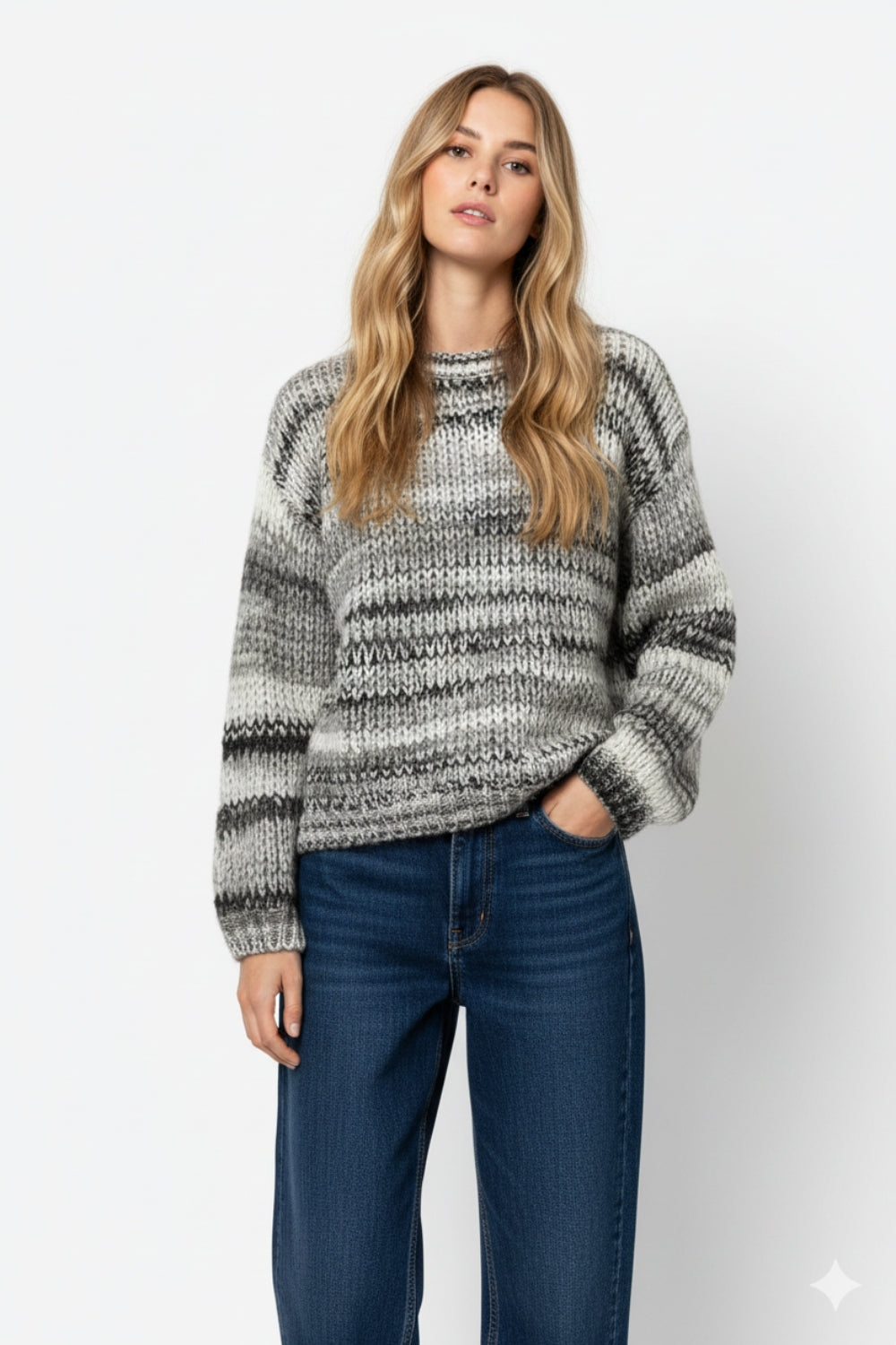 Maglione a maglia grossa con disegno marmorizzato in grigio