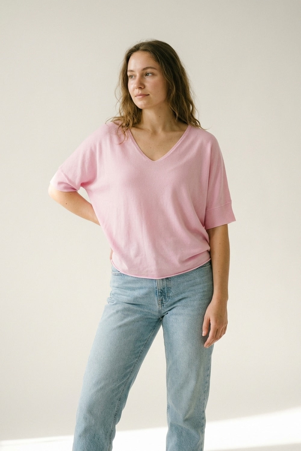 Maglione a maglia morbida rosa con scollo a V e vestibilità rilassata