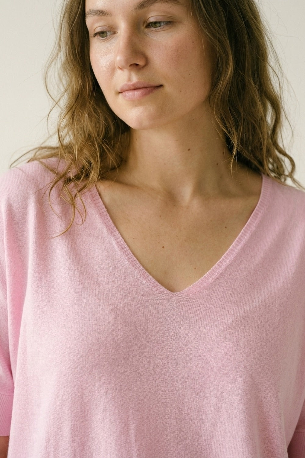 Maglione a maglia morbida rosa con scollo a V e vestibilità rilassata
