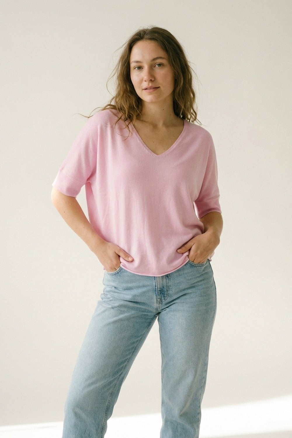 Maglione a maglia morbida rosa con scollo a V e vestibilità rilassata