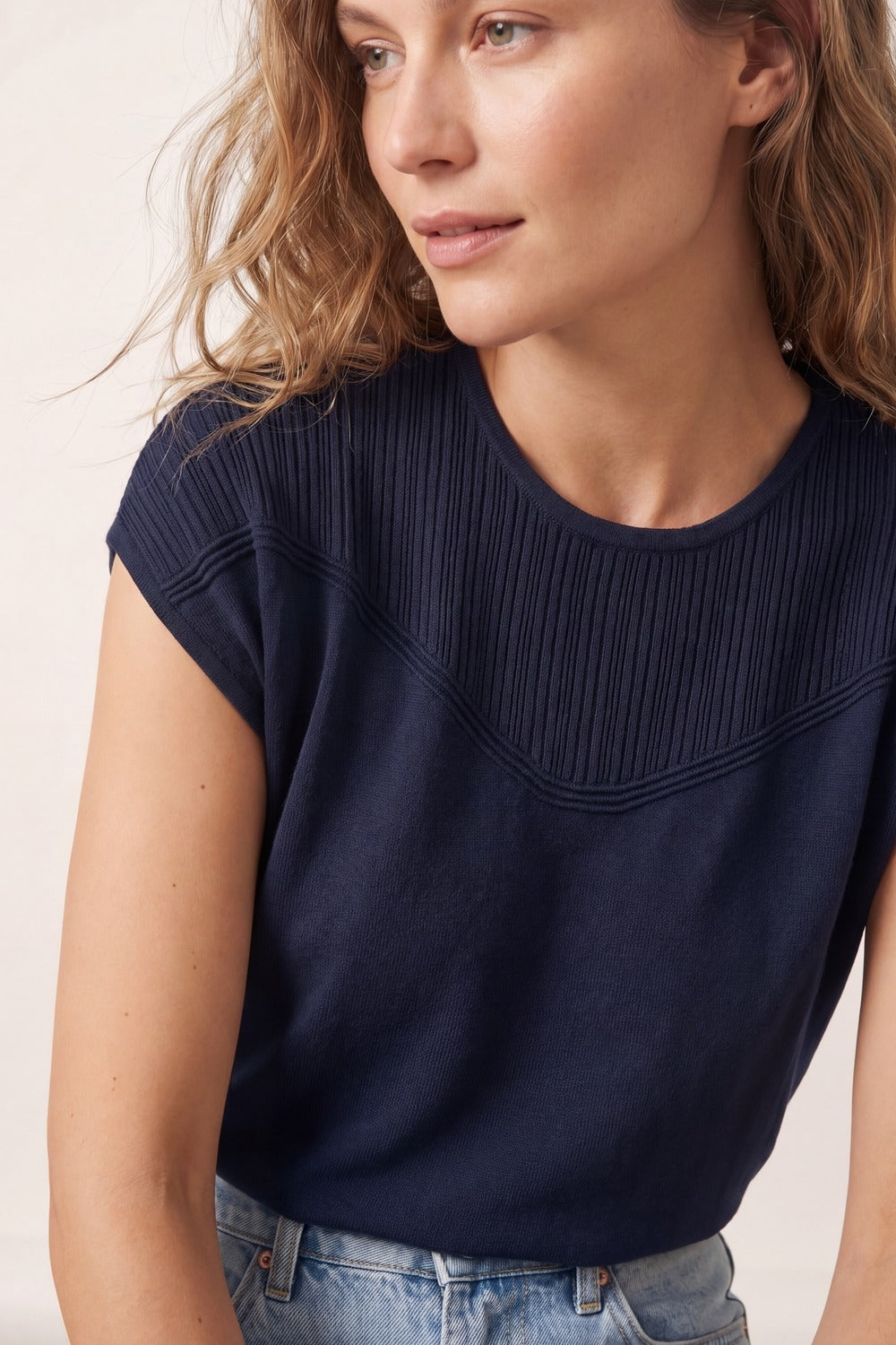 Maglione a maglia navy con dettaglio a coste e maniche a cappuccio