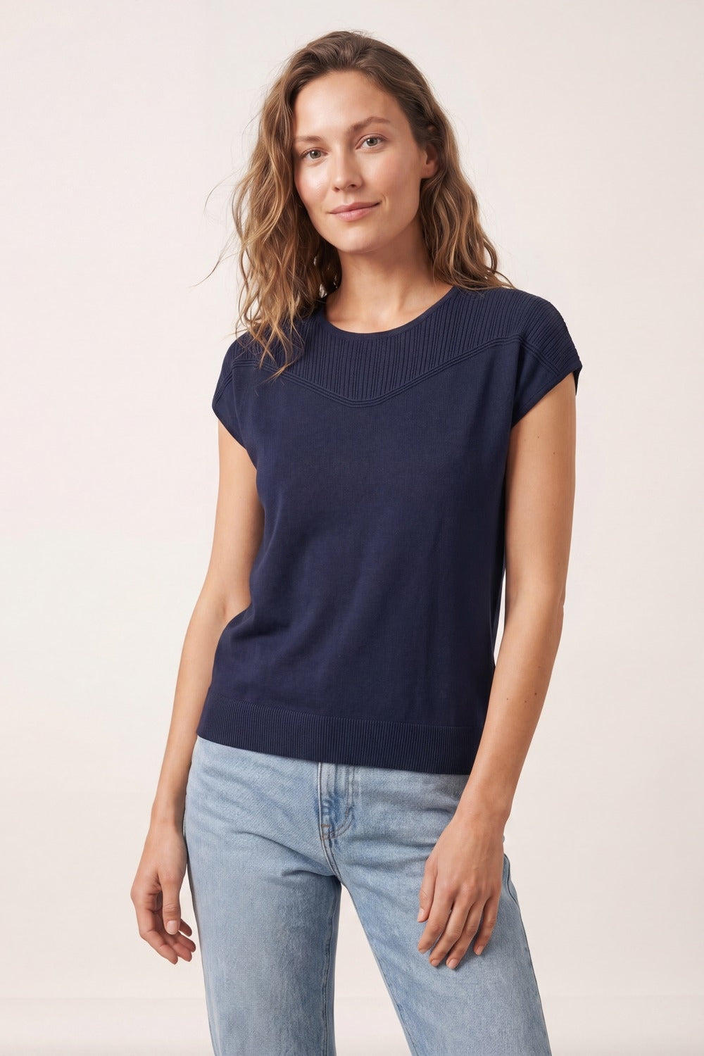 Maglione a maglia navy con dettaglio a coste e maniche a cappuccio