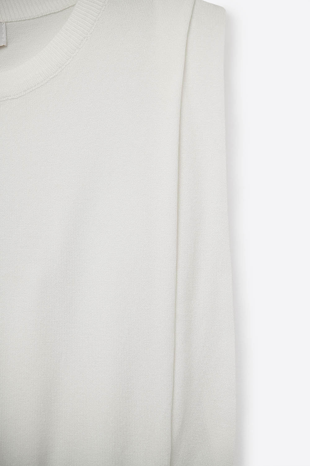 Maglione a maglia senza maniche con drappeggio sulle spalle in bianco