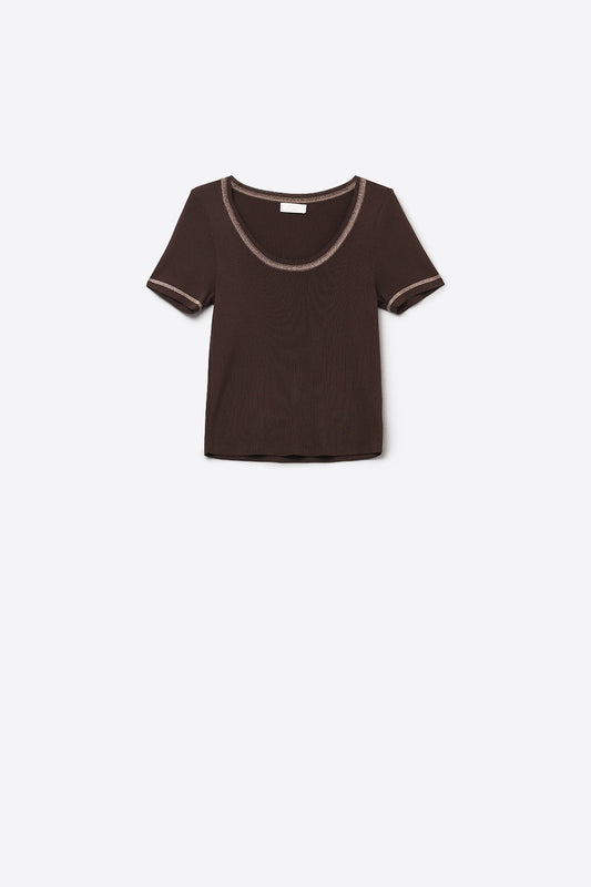 Q2 maglione a maglia sottile in marrone con cuciture argentate sul collo rotondo