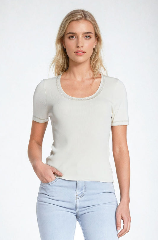 Q2 Maglione a manica corta in beige con cuciture argentate sullo scollo rotondo