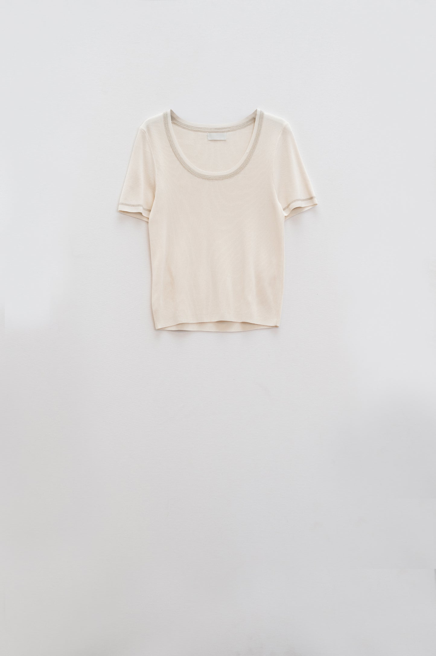 Maglione a manica corta in beige con cuciture argentate sullo scollo rotondo