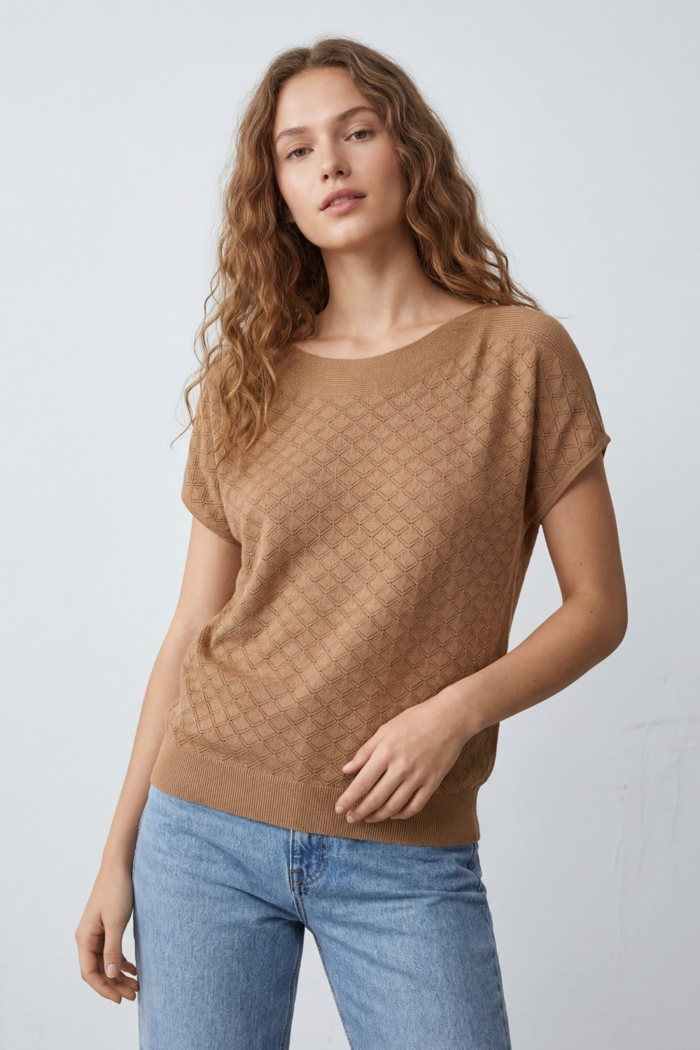 Maglione a maniche corte color cammello con motivo testurizzato