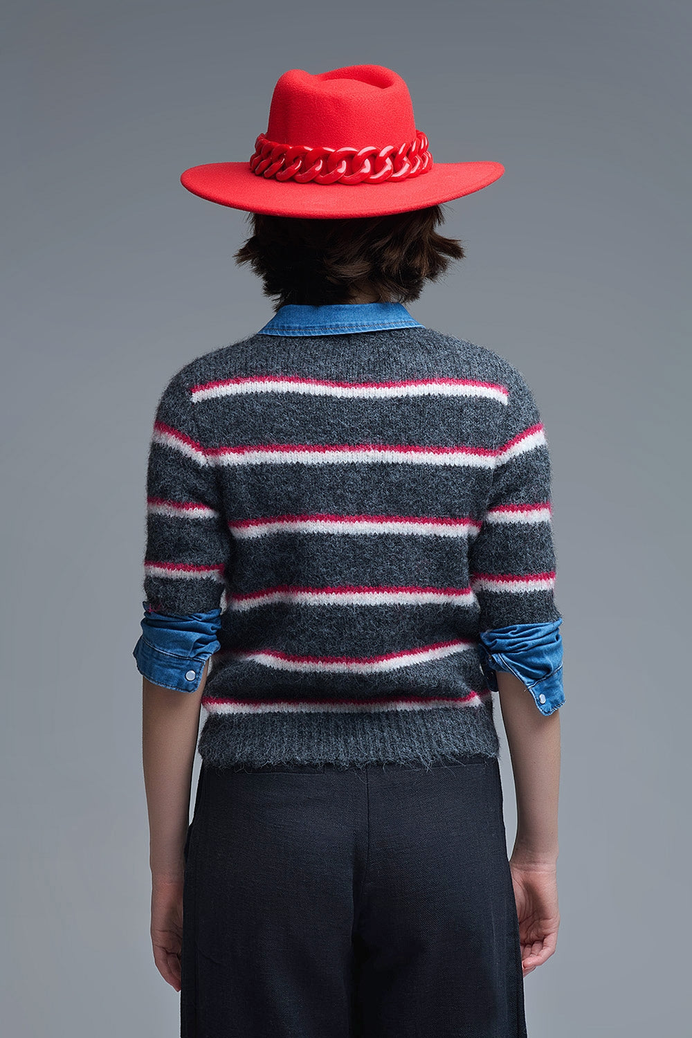 Maglione a maniche corte con ricamo Love in grigio scuro