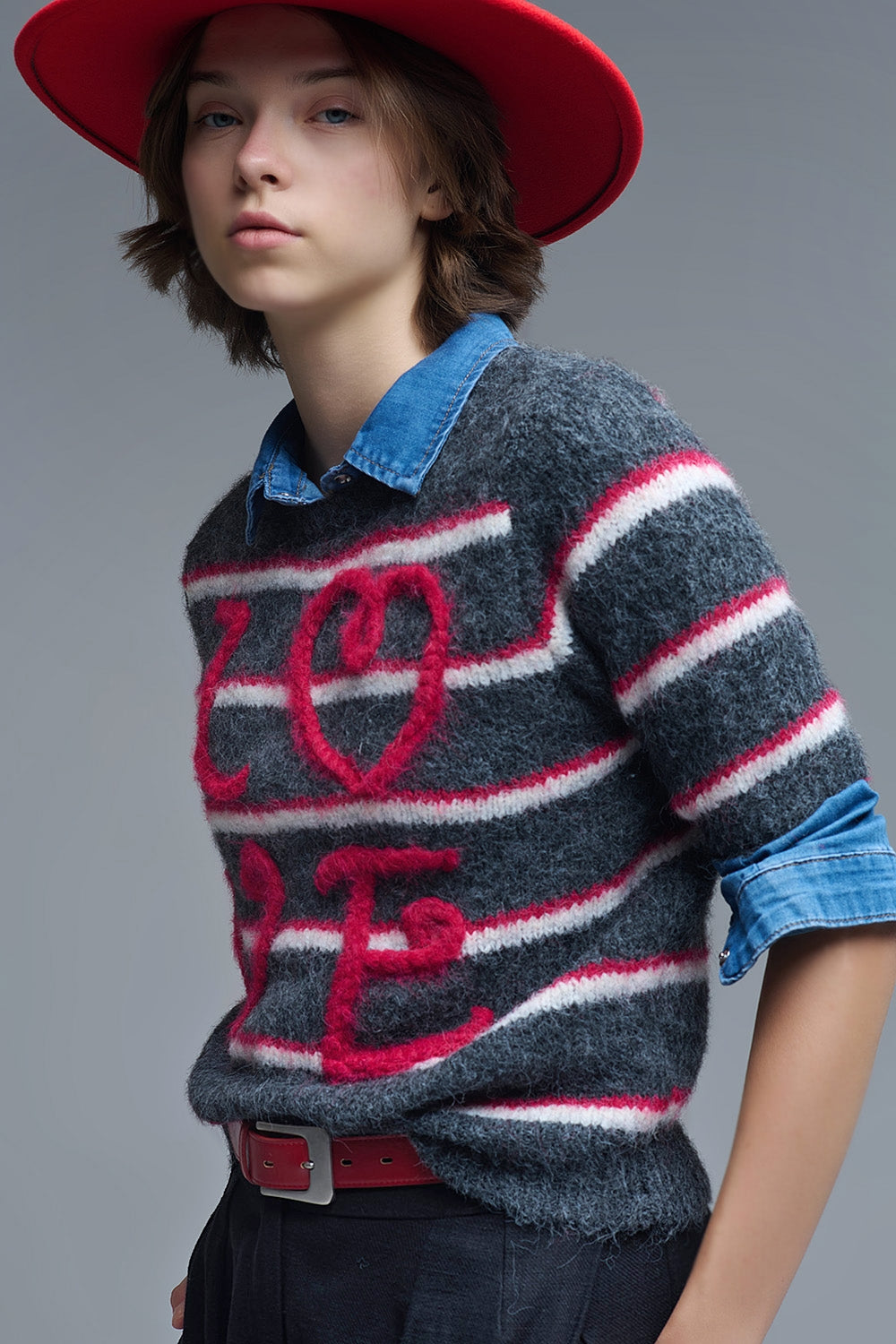 Maglione a maniche corte con ricamo Love in grigio scuro