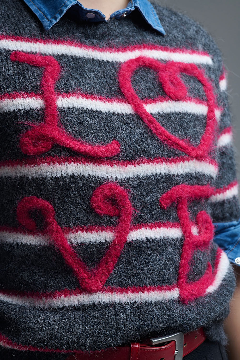 Maglione a maniche corte con ricamo Love in grigio scuro