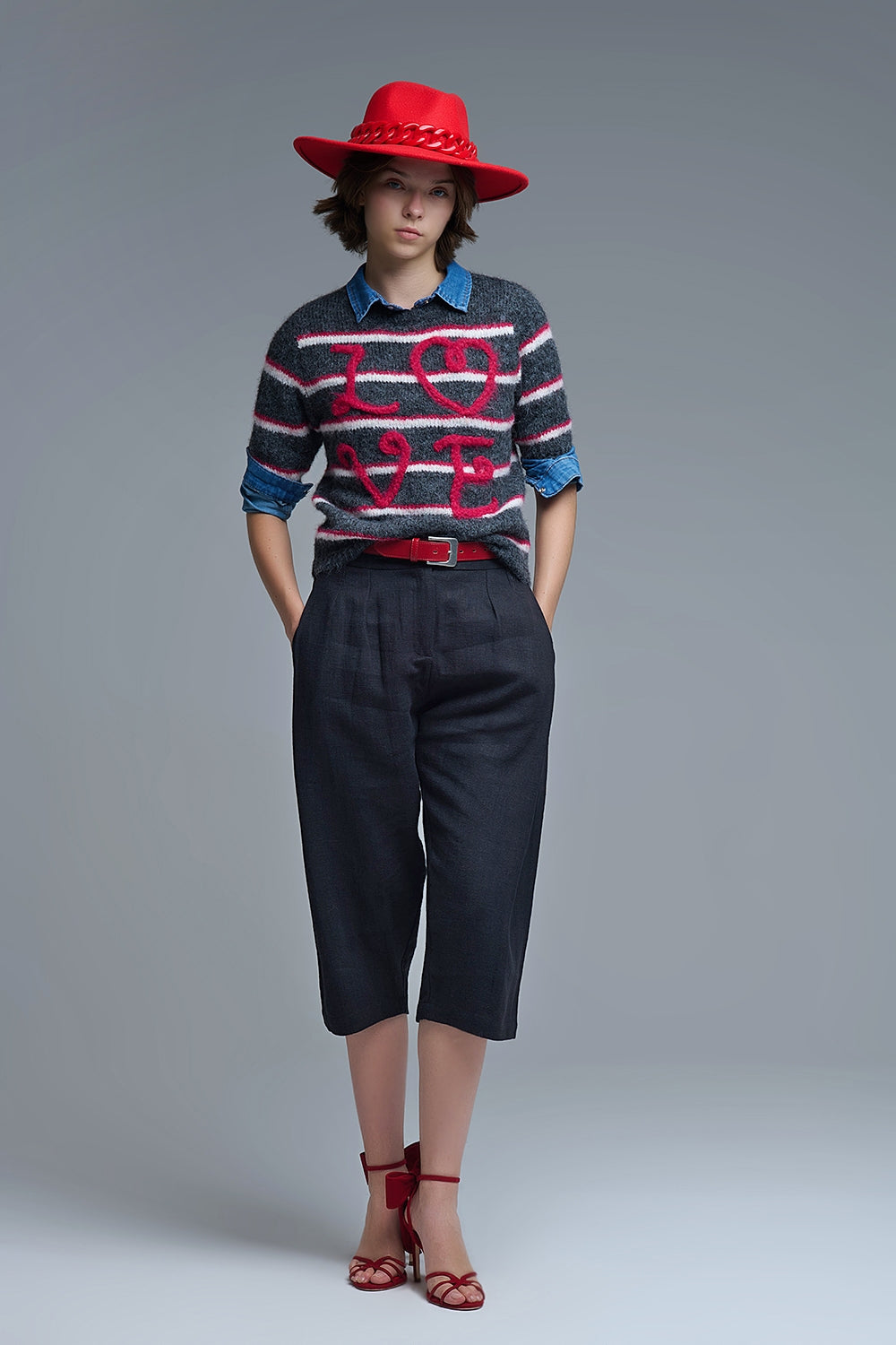 Maglione a maniche corte con ricamo Love in grigio scuro