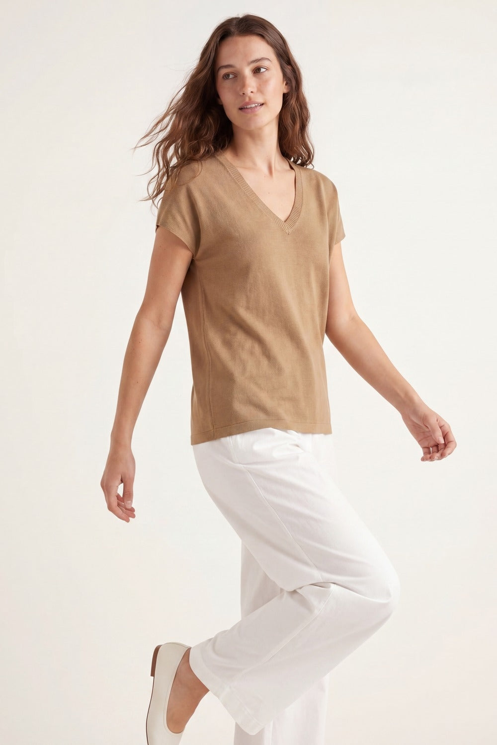 Maglione a maniche corte con scollo a V in maglia fine color cammello