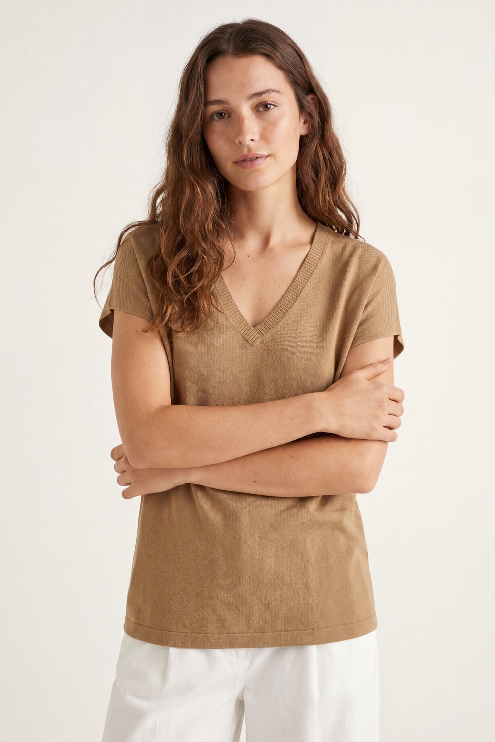 Maglione a maniche corte con scollo a V in maglia fine color cammello