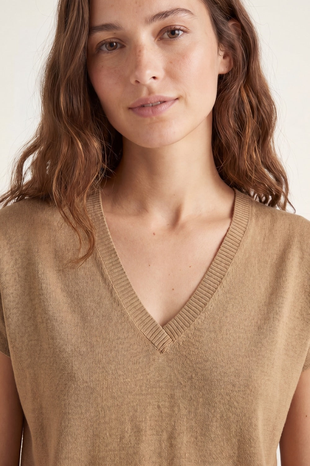 Maglione a maniche corte con scollo a V in maglia fine color cammello
