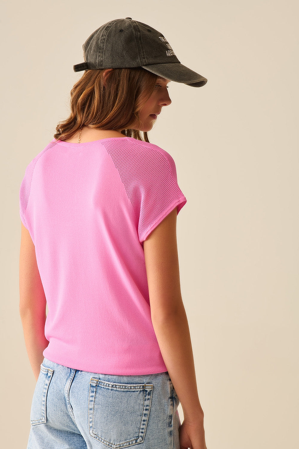 Maglione a maniche corte fucsia con rete a maglia sulle spalle
