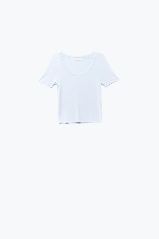 Q2 Maglione a maniche corte in blu baby con cuciture argentate sul collo rotondo