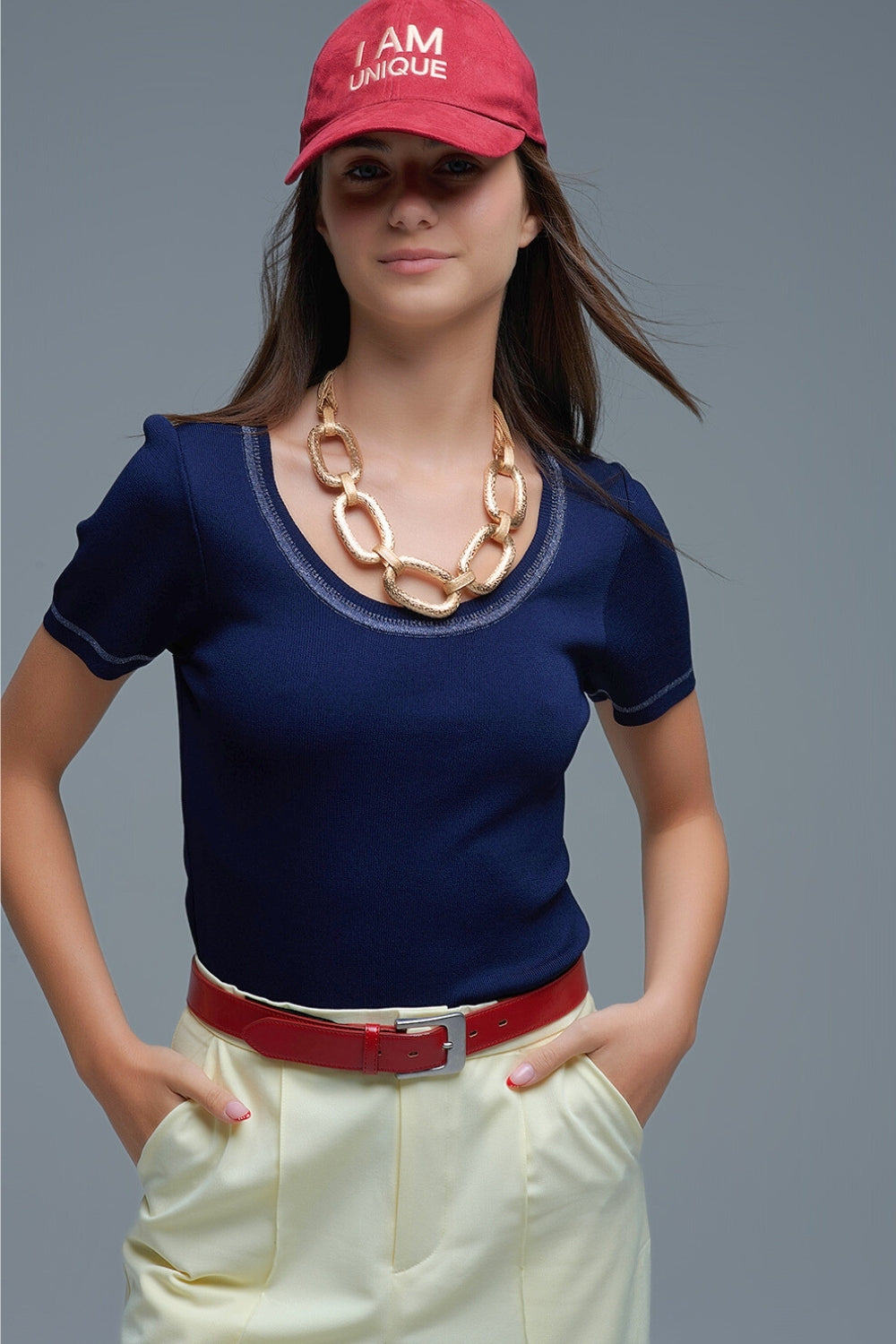 Maglione a maniche corte in blu con cuciture argentate sullo scollo rotondo