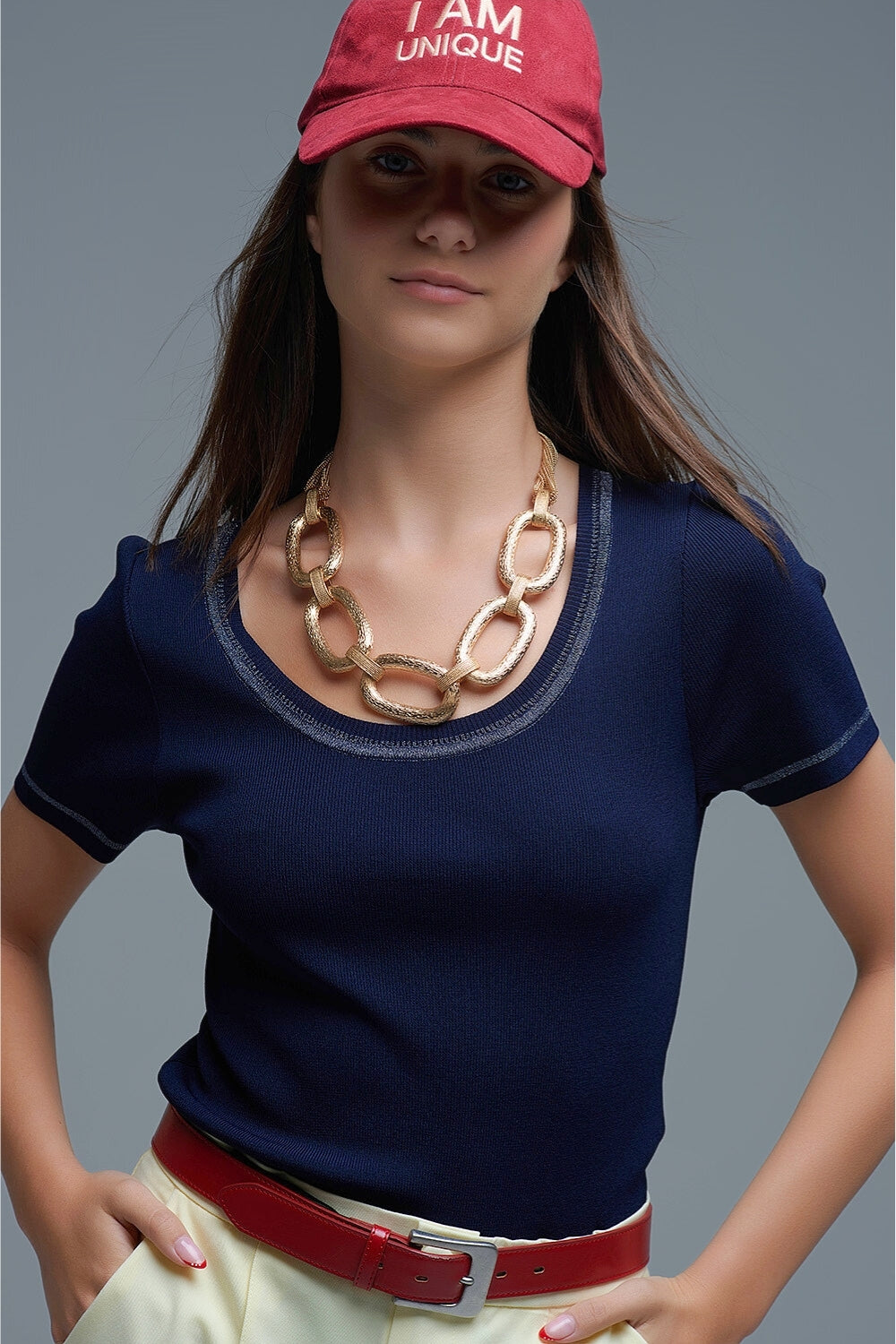 Maglione a maniche corte in blu con cuciture argentate sullo scollo rotondo