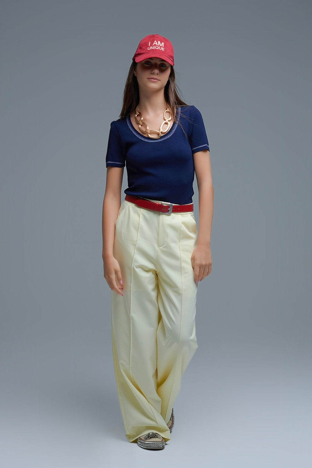 Maglione a maniche corte in blu con cuciture argentate sullo scollo rotondo
