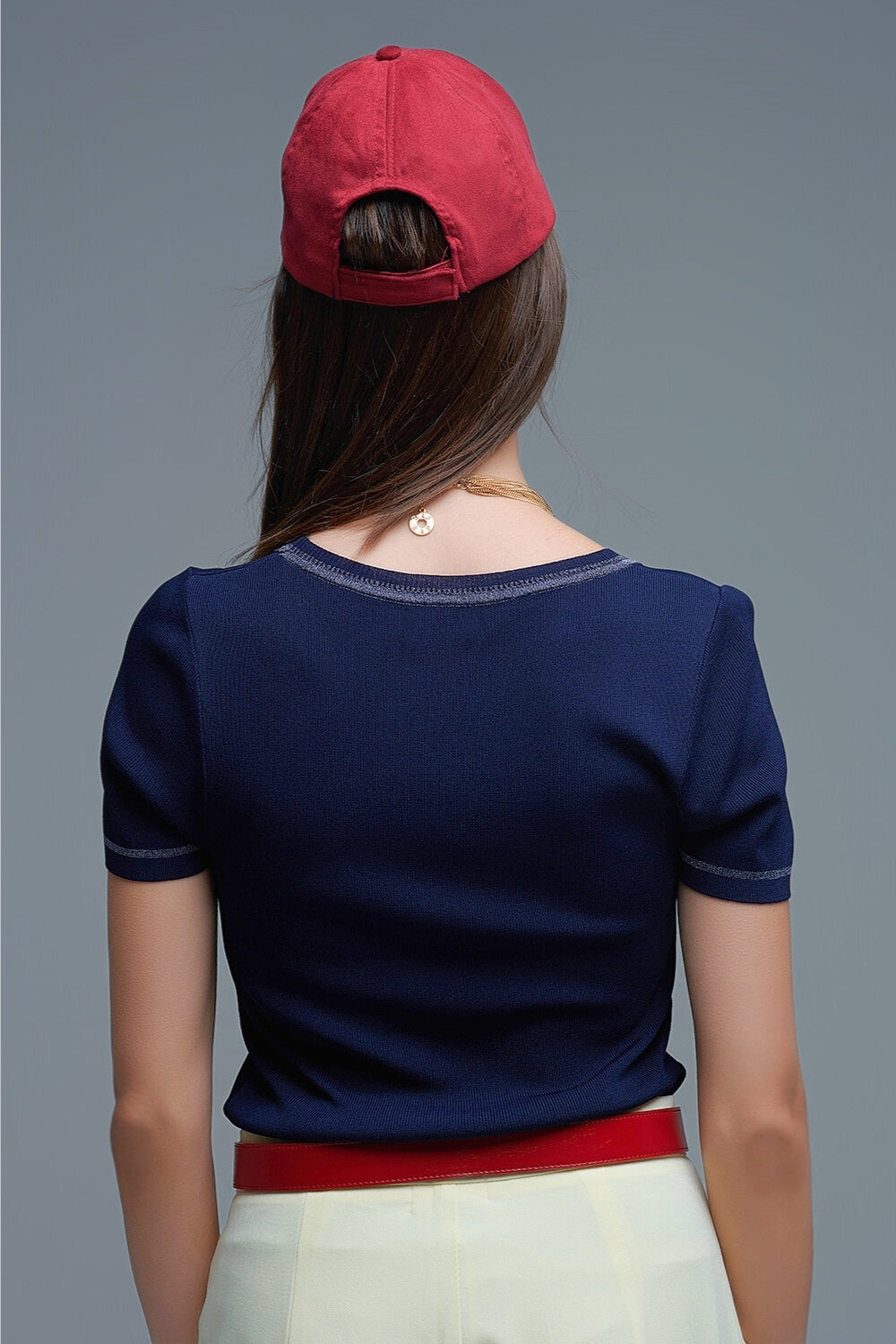 Maglione a maniche corte in blu con cuciture argentate sullo scollo rotondo