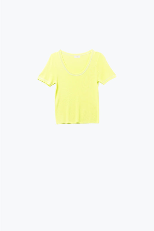 Q2 Maglione a maniche corte in giallo con cuciture argentate sul collo rotondo