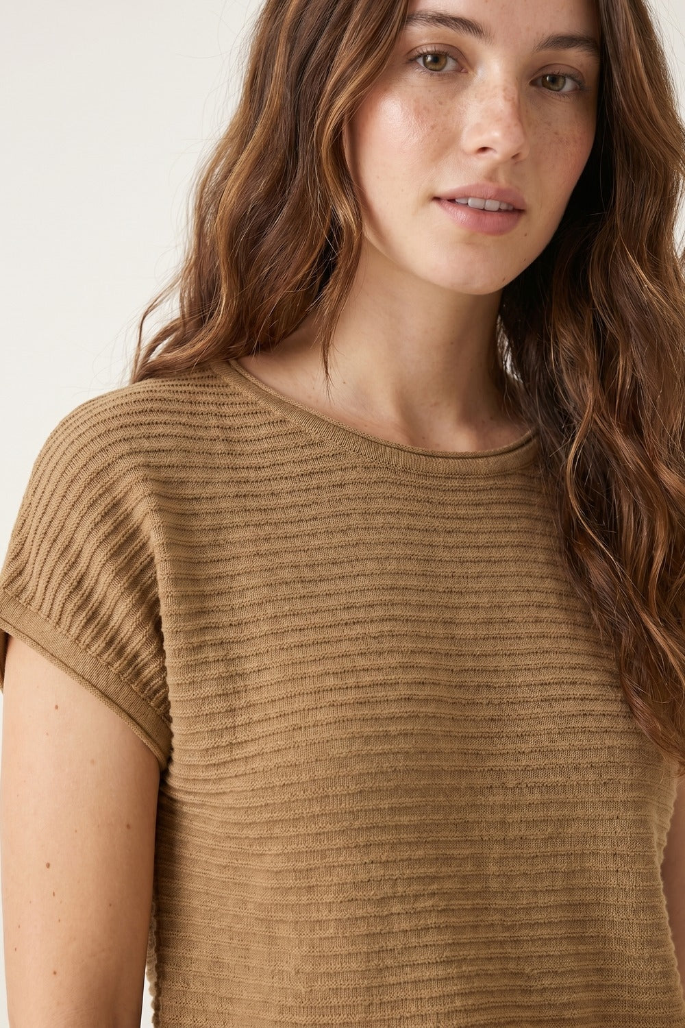 Maglione a maniche corte in maglia a coste color cammello