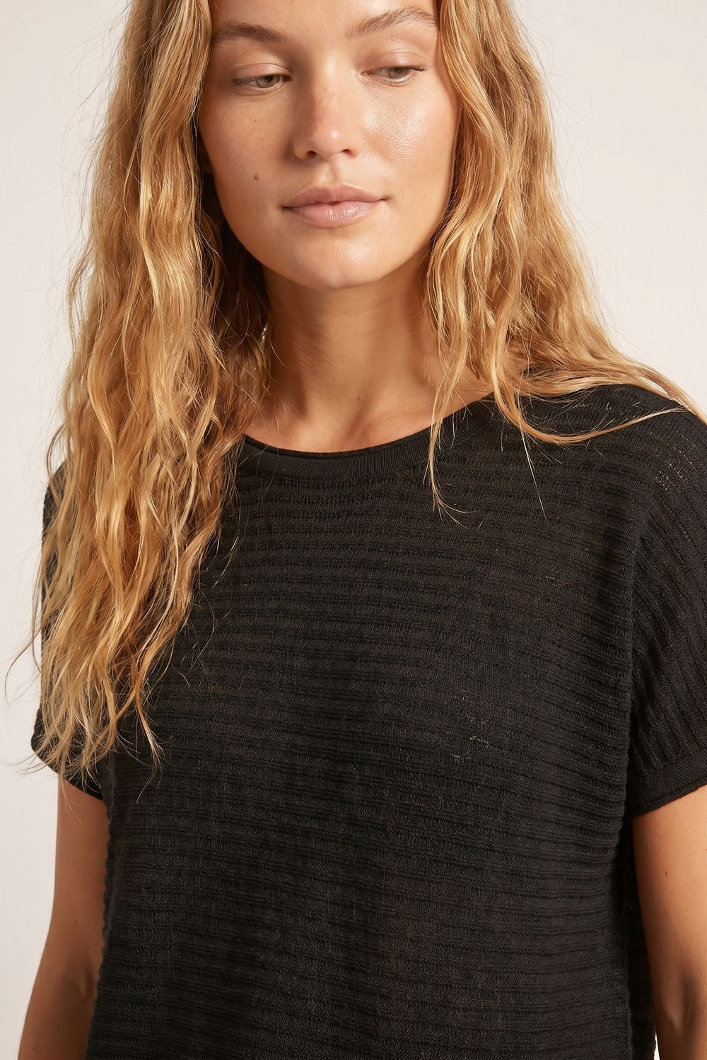 Maglione a maniche corte in maglia a coste con texture nera