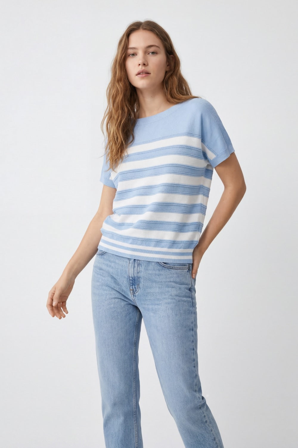 Maglione a maniche corte in maglia a righe blu chiaro