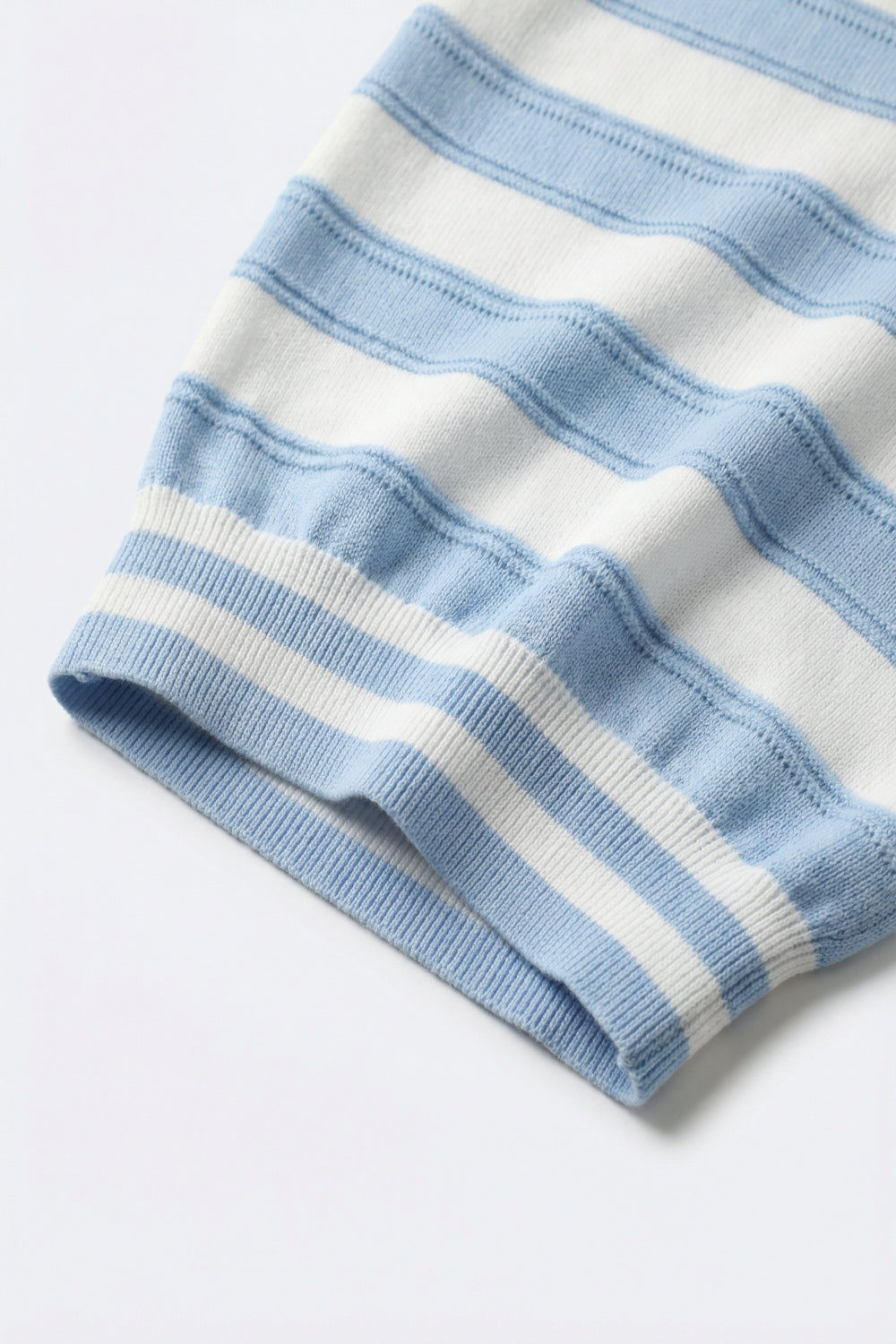 Maglione a maniche corte in maglia a righe blu chiaro