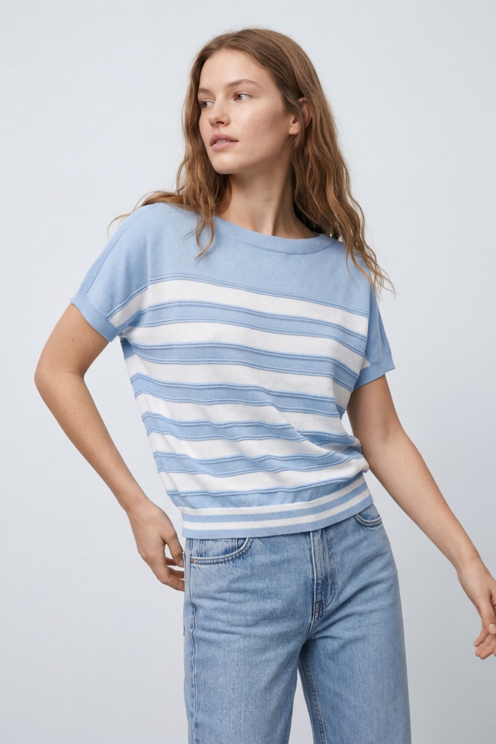 Maglione a maniche corte in maglia a righe blu chiaro