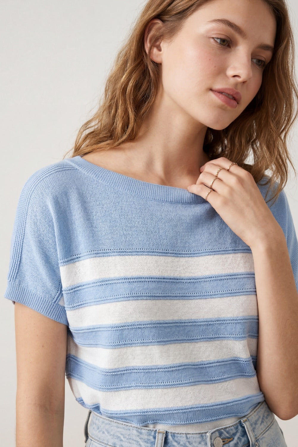 Maglione a maniche corte in maglia a righe blu chiaro