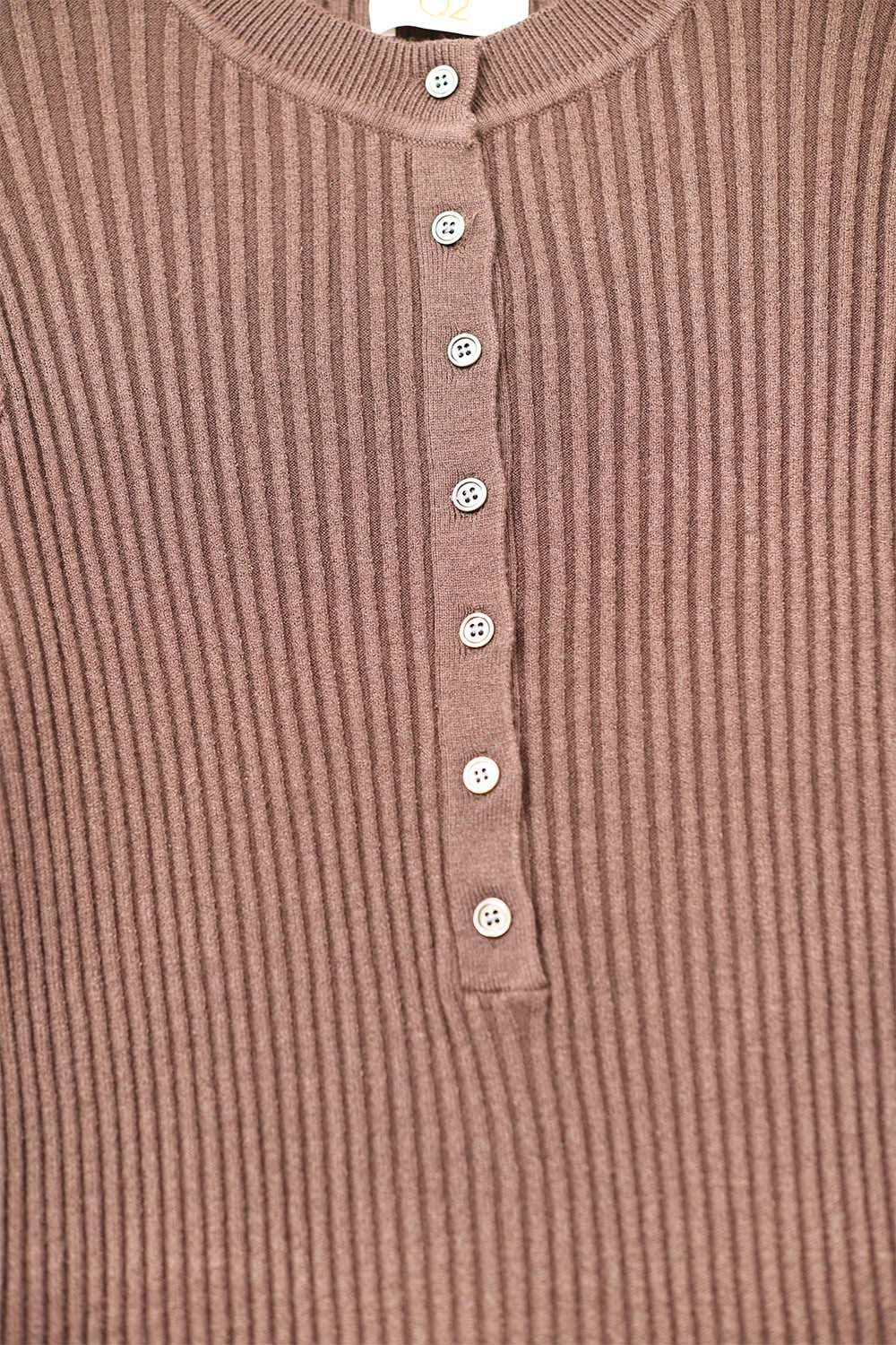 Maglione a maniche lunghe a coste di colore marrone con bottoni