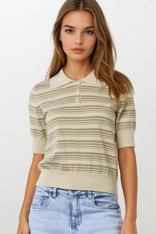 Q2 Maglione a righe beige e cammello con collo a polo
