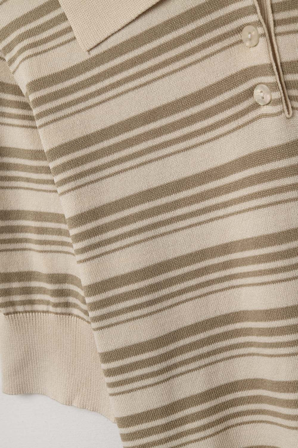 Maglione a righe beige e cammello con collo a polo