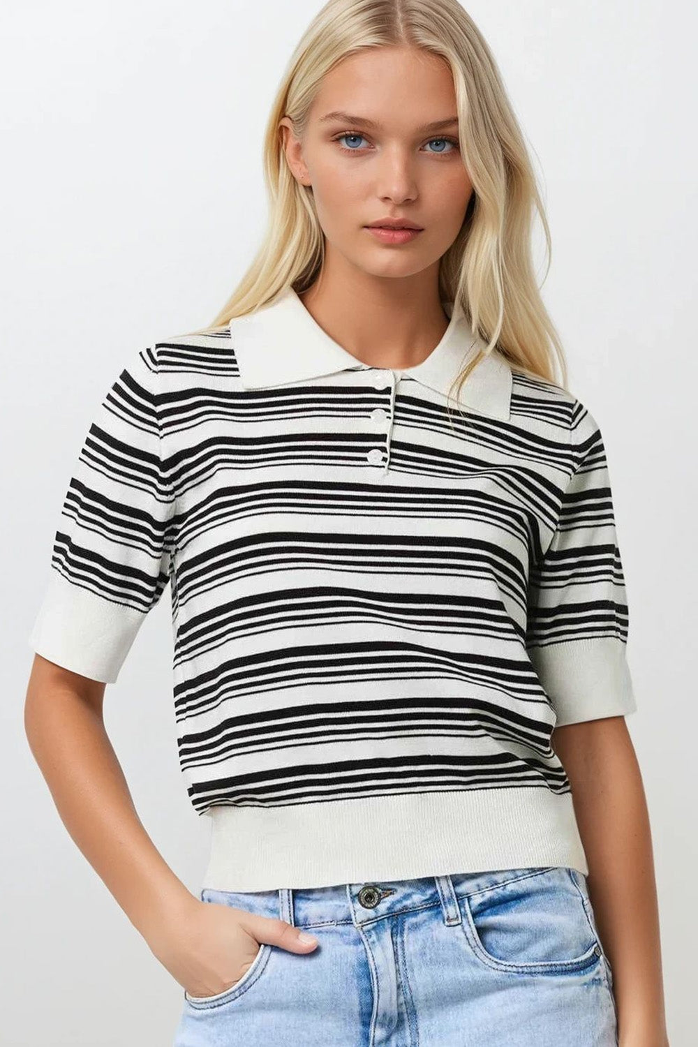 Q2 Maglione a righe bianche e nere con collo a polo