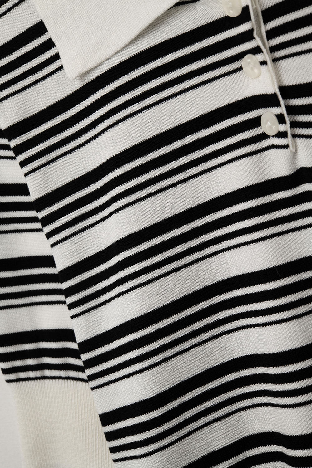 Maglione a righe bianche e nere con collo a polo