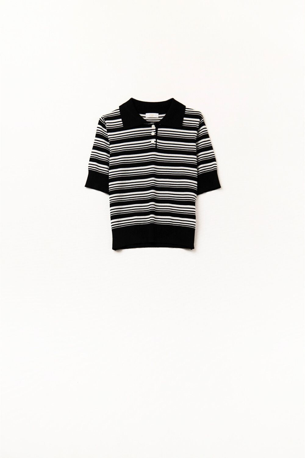 Q2 Maglione a righe bianche e nere con collo a polo