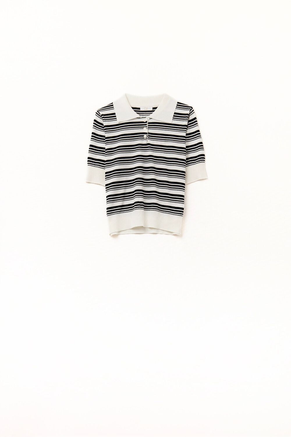 Maglione a righe bianche e nere con collo a polo