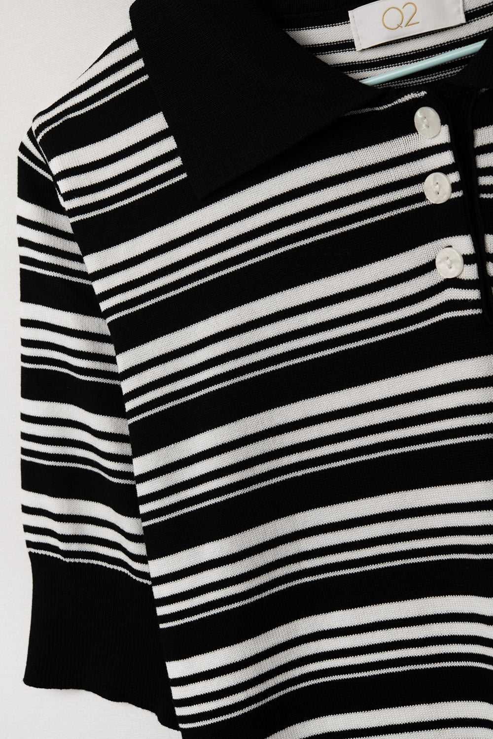 Maglione a righe bianche e nere con collo a polo