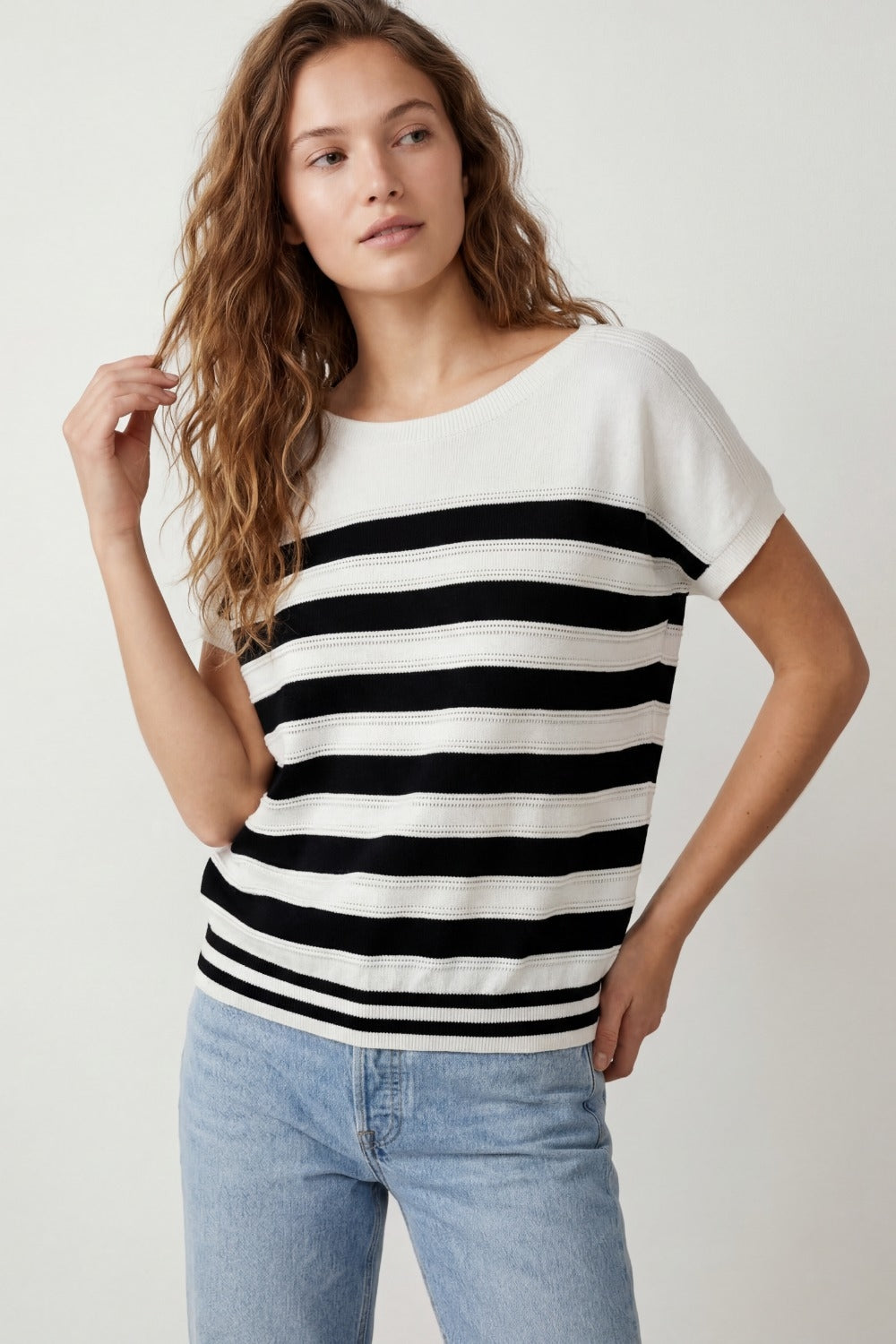 Maglione a righe bianche e nere con scollo a barca