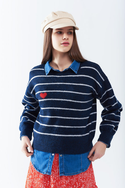 Q2 Maglione a righe blu con dettaglio a cuore rosso